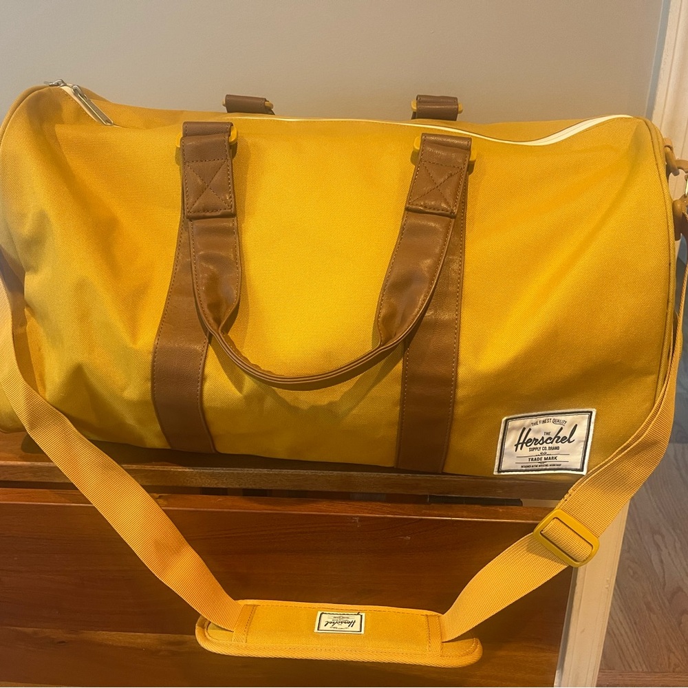 Herschel duffel yellow. Very good condition. Small blemish on shoe sleeve(photo)